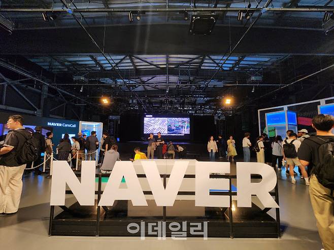네이버클라우드가 이달 9~11일(현지시간) ‘2025 오사카·간사이 엑스포’ 행사 현장에 클로바 케어콜 주제의 전시관을 운영한다. 사진은 전시관 입구에 마련된 네이버 로고 설치물(사진=최연두 기자)