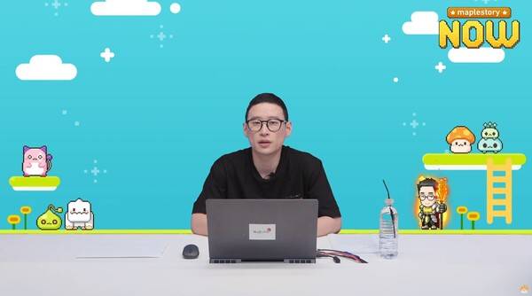 - 메이플스토리 NOW를 진행하는 김창섭 디렉터
