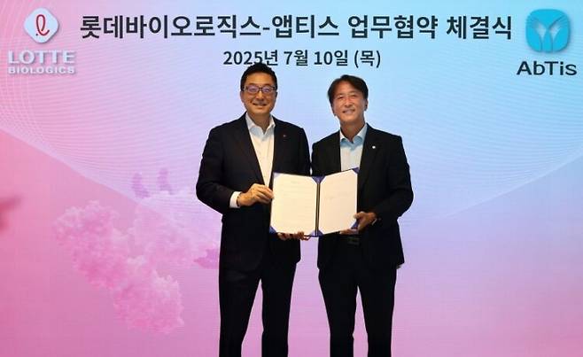 박제임스 롯데바이오로직스 대표(왼쪽)와 한태동 앱티스 대표. [사진=롯데바이오로직스]