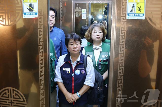 10일 세종시 정부세종청사 고용노동부에서 열린 최저임금위원회 제12차 전원회의에서 민주노총 소속 근로자위원들이 최저임금 인상률에 반대하며 회의장을 떠나고 있다. 2025.7.10/뉴스1 ⓒ News1 김기남 기자