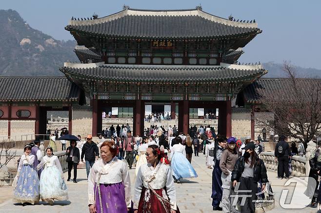 서울 종로구 경복궁이 중국을 비롯한 외국인 관광객들로 붐비고 있다. 2025.3.21/뉴스1 ⓒ News1 박세연 기자