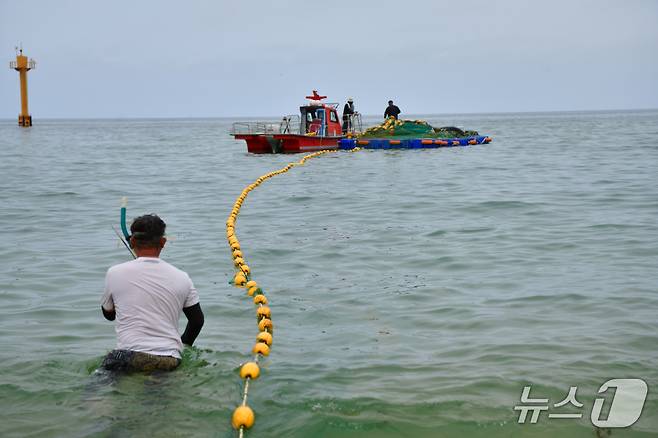속초해변에 설치 중인 상치 방지 그물망 자료사진.(속초시 제공, 재판매 및 DB 금지)