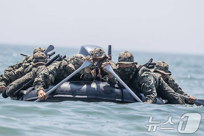 육군 특수전사령부 예하 귀성부대는 지난 7일부터 충남 태안 안면도 일대에서 폭염을 극복하며 해상침투훈련을 실시했다고 11일 밝혔다. 귀성부대 특전대원들이 해상은밀침투 절차를 훈련하고 있다. (육군 제공. 재판매 및 DB 금지) 2025.7.11/뉴스1