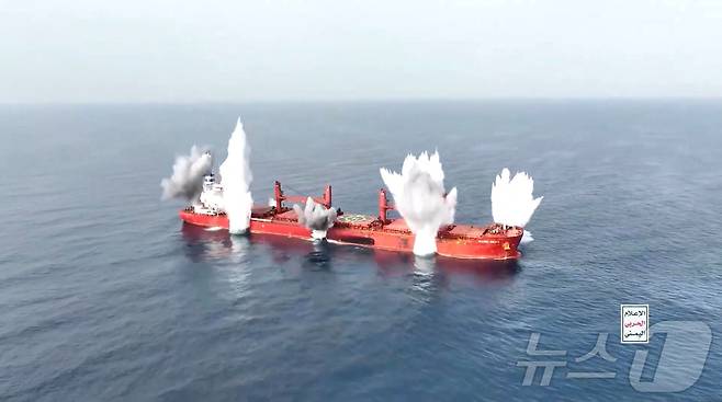 8일(현지시간) 예멘 후티 반군의 후티 미디어센터가 공개한 영상에서, 그리스 선사 소유 라이베리아 선적 화물선 '매직 시즈'로 추정되는 선박에서 연기와 물기둥이 솟아오르는 모습. 2025.07.08. ⓒ 로이터=뉴스1 ⓒ News1 윤다정 기자