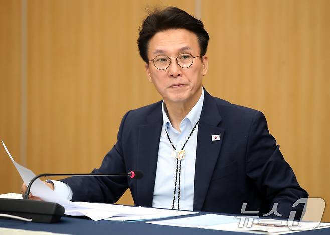 김민석 국무총리가 11일 오전 경북 경주화백컨벤션센터에서 열린 APEC 정상회의 준비상황 보고회에서 참석자 보고를 듣고 있다. 2025.7.11/뉴스1 ⓒ News1 공정식 기자