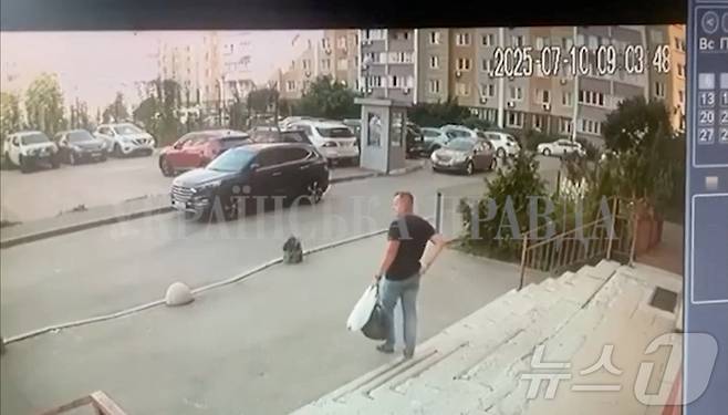 10일(현지시간) 우크라이나 키이우의 한 주거지 폐쇄회로(CC)TV 영상에 계단을 내려오는 우크라이나 보안국(SBU) 요원의 모습이 담겨 있다. 이 요원은 직후 총에 맞아 숨졌고, CCTV 영상은 소셜미디어를 통해 전파됐다. 2025.07.10. ⓒ 로이터=뉴스1 ⓒ News1 윤다정 기자