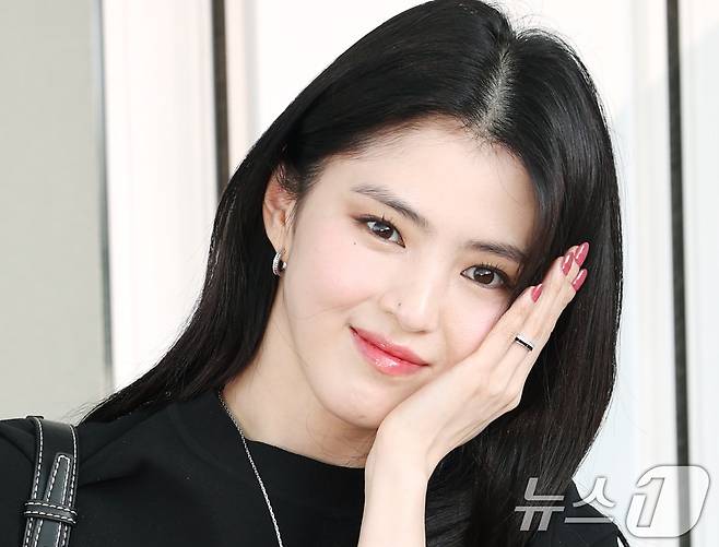 배우 한소희가 팬미팅을 위해 11일 오후 인천국제공항을 통해 태국 방콕으로 출국하며 인사를 하고 있다. ⓒ News1 권현진 기자