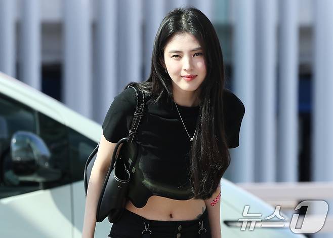 배우 한소희가 팬미팅을 위해 11일 오후 인천국제공항을 통해 태국 방콕으로 출국하며 인사를 하고 있다. ⓒ News1 권현진 기자