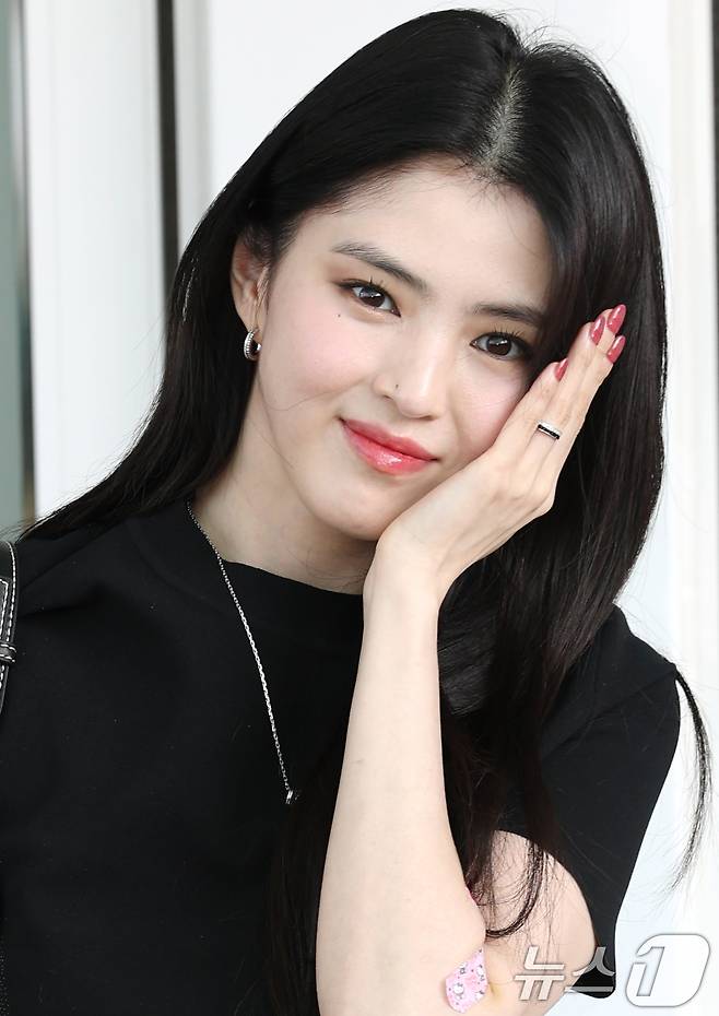 배우 한소희가 팬미팅을 위해 11일 오후 인천국제공항을 통해 태국 방콕으로 출국하기 전 포즈를 취하고 있다. ⓒ News1 권현진 기자