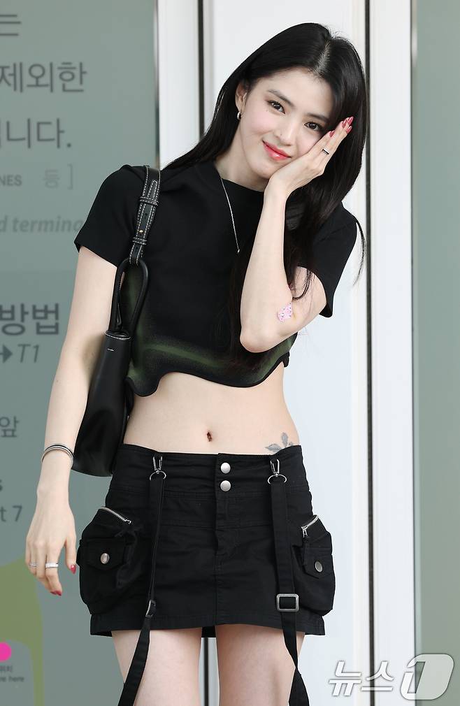 배우 한소희가 팬미팅을 위해 11일 오후 인천국제공항을 통해 태국 방콕으로 출국하기 전 포즈를 취하고 있다. ⓒ News1 권현진 기자