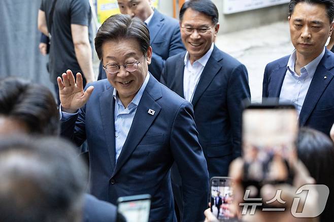 이재명 대통령이 11일 시민들과 저녁 식사를 위해 서울 종로구 광화문 인근의 한 식당으로 이동하고 있다. 2025.7.11/뉴스1 ⓒ News1 이승배 기자