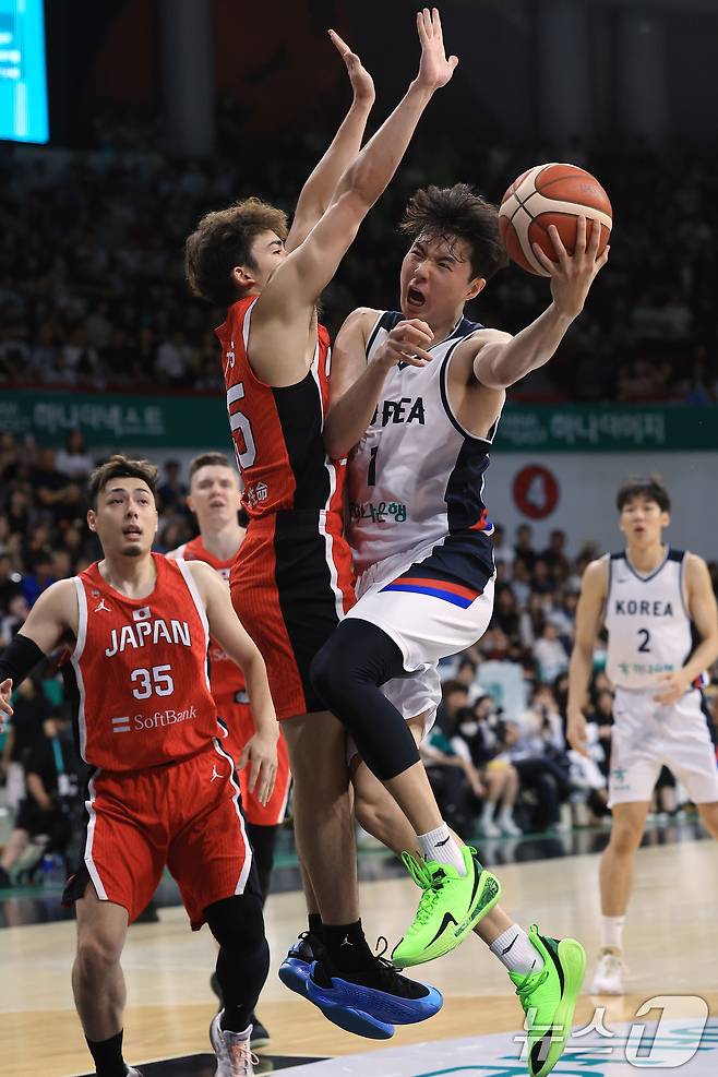 11일 오후 경기도 안양 정관장 체육관에서 열린 하나은행 초청 2025 남자농구 국가대표 평가전 대한민국과 일본의 경기에서 이현중이 일본 테이브스 루카의 수비에 맞서 골밑 슛을 던지고 있다. 2025.7.11/뉴스1 ⓒ News1 박정호 기자