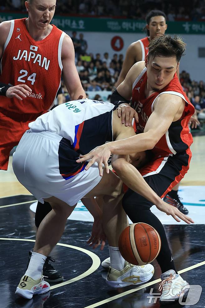 11일 오후 경기도 안양 정관장 체육관에서 열린 하나은행 초청 2025 남자농구 국가대표 평가전 대한민국과 일본의 경기에서 이원석이 패스를 놓치자 일본 사도하라 료우가 몸을 밀며 공을 향해 손을 뻗고 있다. 2025.7.11/뉴스1 ⓒ News1 박정호 기자