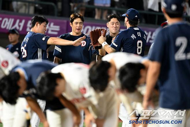 10일 부산 사직야구장에서 열린 두산과 롯데의 경기, 두산이 9대0으로 승리했다. 승리의 기쁨을 나누는 양의지 김재환 양석환 케이브의 모습. 부산=허상욱 기자wook@sportschosun.com/2025.07.10/