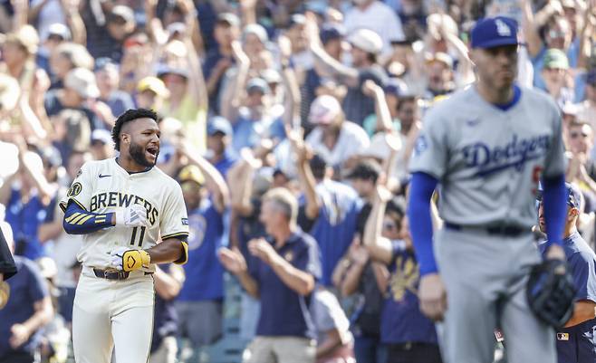 Milwaukee Brewers' Jackson Chourio (11) reacts after his game-winning single during the 10th inning of a baseball game against the Los Angeles Dodgers, Wednesday, July 9 2025, in Milwaukee. (AP Photo/Jeffrey Phelps)

<저작권자(c) 연합뉴스, 무단 전재-재배포, AI 학습 및 활용 금지>