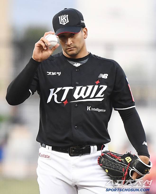 17일 광주 기아 챔피언스필드에서 열린 KT-KIA전. 선발투수 쿠에바스가 투구를 준비하고 있다. 광주=정재근 기자 cjg@sportschosun.com/2025.4.17/