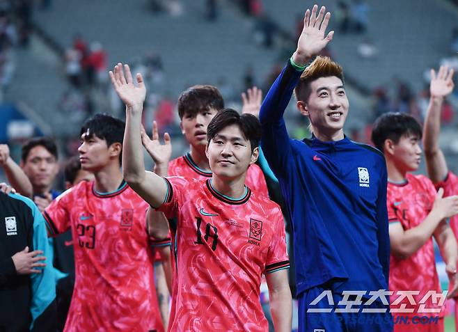 10일 서울월드컵경기장에서 열린 대한민국과 쿠웨이트의 2026년 북중미월드컵 아시아 3차예선 B조 최종전. 대한민국이 4대0 승리를 거둔 후 열린 월드컵 진출 축하행사에서 이강인과 조현우가 팬들에게 인사하고 있다. 상암=정재근 기자 cjg@sportschosun.com/2025.6.10/