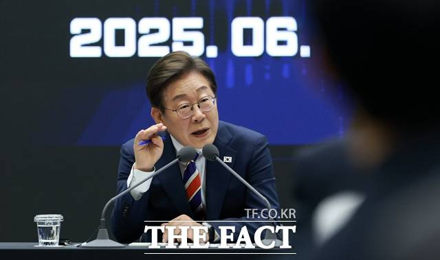 김남근 더불어민주당 의원이 9일 상법 일부개정법률안을 대표발의하면서 금호석유화학의 자사주 처분 가능성에 이목이 집중되고 있다. 이재명 대통령이 6월 11일 서울 여의도 한국거래소에서 열린 주식시장 불공정거래 근절을 위한 현장간담회에서 참석자 질문에 답하고 있다. /뉴시스