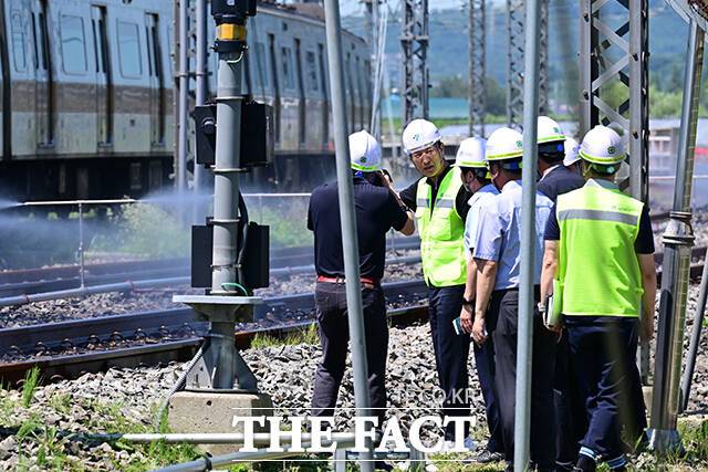 폭염 대비 현장점검에 나선 오세훈 서울시장(가운데)이 11일 오전 서울 강서구 9호선 개화 차량기지를 찾아 레일 살수 장치 등을 점검하고 있다. /남윤호 기자