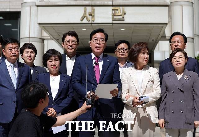 송언석 국민의힘 비상대책위원장 겸 원내대표를 비롯한 의원들이 11일 오후 서울 서초구 서울중앙지방법원 앞에서 국민의힘 의원실 압수수색 등 이재명 정부의 정치 보복 및 야당 탄압 관련 규탄 대회를 하고 있다. /뉴시스