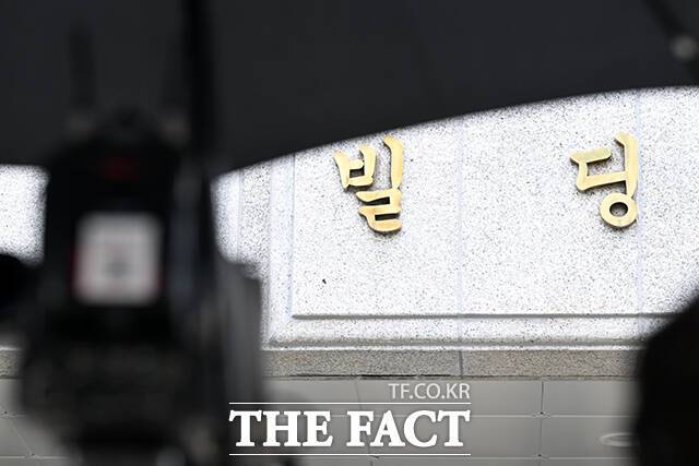 김건희 여사와 관련한 의혹을수사하는 민중기 특별검사팀 관계자가 압수수색 중인 3일 오후 서울 종로구 삼부토건 사무실 건물 앞에 취재진이 대기하고 있다. /서예원 기자