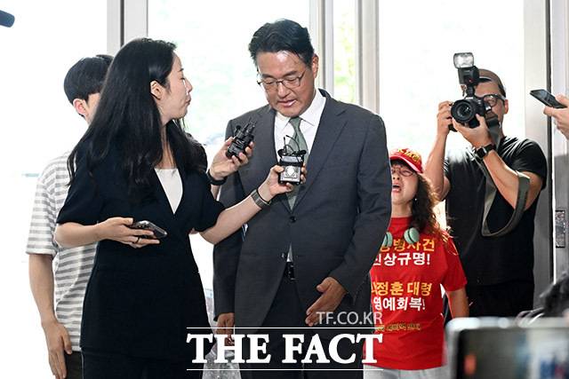 직권남용 권리행사 방해 혐의를 받는 김태효 국가안보실 1차장이 11일 오후 서울 서초구 순직해병특검 사무실로 조사를 받기 위해 이동하고 있다. /남용희 기자