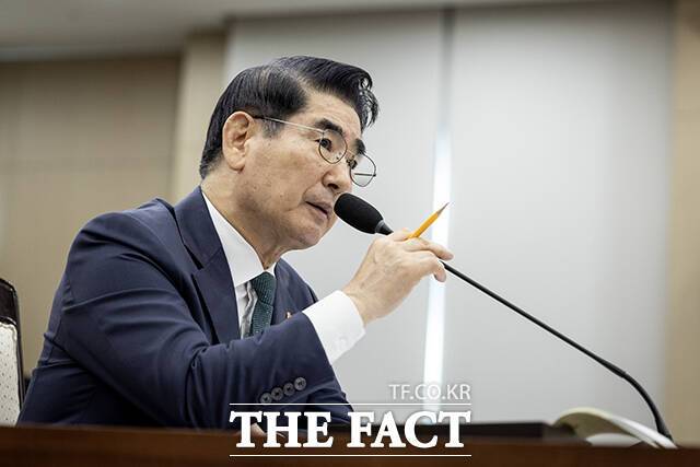 내란 사건을 수사하는 조은석 특별검사팀이 김용현 전 국방부 장관과 노상원 전 정보사령관 등의 재판에서 내란 혐의 사건이 국민적 관심 사안이므로 법원 휴정기에도 재판을 열어달라고 재판부에 요청했다. 김 전 장관이 지난해 10월 서울 용산구 국방부 청사에서 열린 국회 국방위원회 국정감사에서 의원들의 질의에 답하고 있다. /국회사진취재단