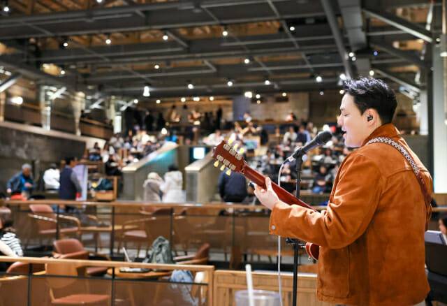 스타벅스 별빛 라이브가 열리는 경동1960점