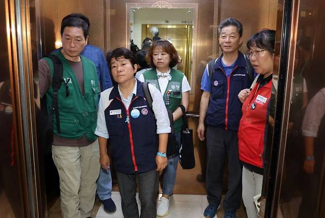 최저임금위원회 근로자위원 중 민주노총 소속 위원들이 10일 정부세종청사에서 열린 최저임금위원회 제12차 전원회의 도중 심의를 거부하고 퇴장하고 있다. 연합뉴스