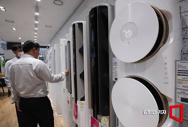 기록적인 폭염으로 에어컨 사용이 늘고 있는 가운데, 소비자 입장에 전기요금에 대한 걱정도 함께 늘고 있다. 김현민 기자 kimhyun81@