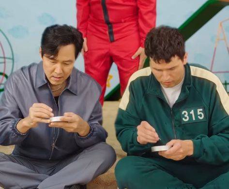 오징어게임 주인공 이정재와 달고나 만들기 챌린지를 하고 있는 요리 유튜버 닉 디지오바니. 디지오바니 인스타그램