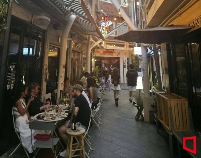 지난달 6월30일 찾은 서울 용산구 해방촌 신흥시장. 사람들이 음식을 먹고 있다. 최영찬 기자