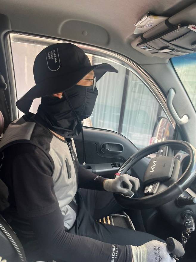 오전 배송이 거의 끝나갈 무렵, 박 씨는 차 안에 올라 짧게 숨을 골랐다. “오늘 취재 온다고 하니까 아내가 미숫가루를 챙겨줬어요.” 두 딸과 함께 차량 청소도 했다. “아이스박스에 넣어놔서 아직 시원해요.” 송보현 기자
