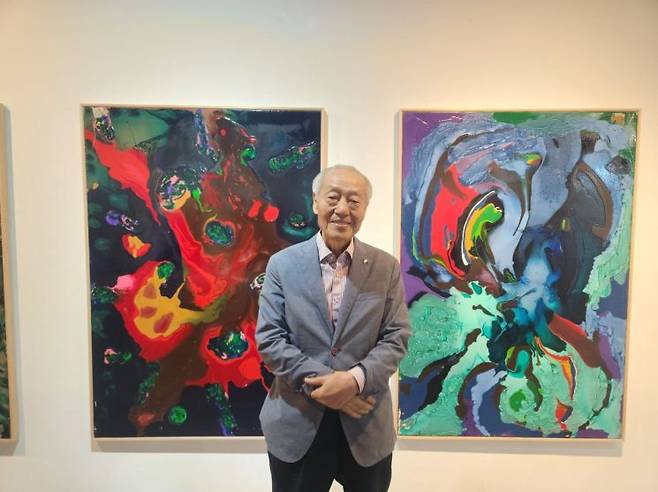 개인전 '섞임, 긴 기다림의 미학 그리고 농악'이 열리는 서울 동덕아트갤러리서 이지 작가(본명 이서형)가 작품 설명하고 있다. 서믿음 기자