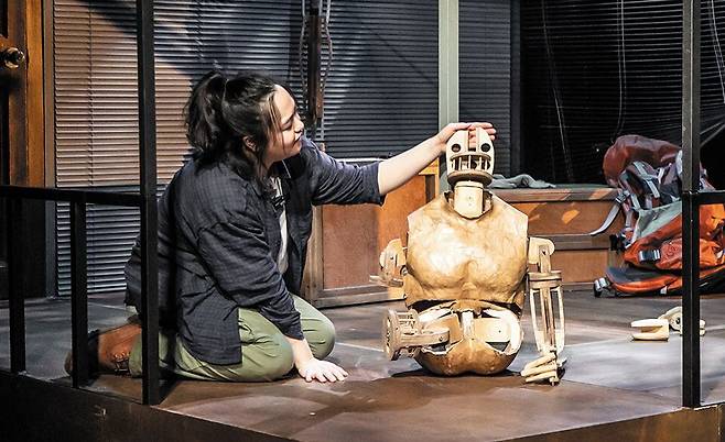 올해 제17회 창작산실 연극 '기존의 인형들 : 인형의 텍스트'에선 기후변화로 멸망한 세계의 폐허에서 로봇과 대화하는 인물이 등장했다. /한국문화예술위원회