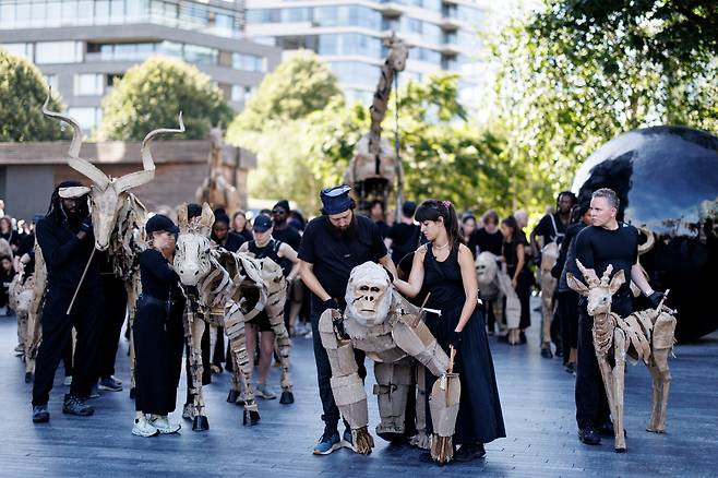 영국 런던 거리에 온 기후 난민 동물들, 공공 예술 프로젝트 '더 허즈(The Herds)'. /EPA연합뉴스