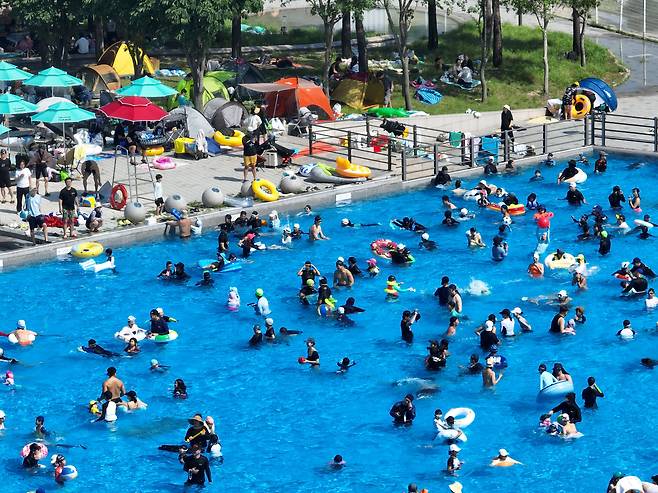 22일 오후 서울 광진구 뚝섬한강공원 수영장에서 시민들이 물놀이를 하며 즐거운 시간을 보내고 있다. 기사와는 관련 없음./박성원 기자