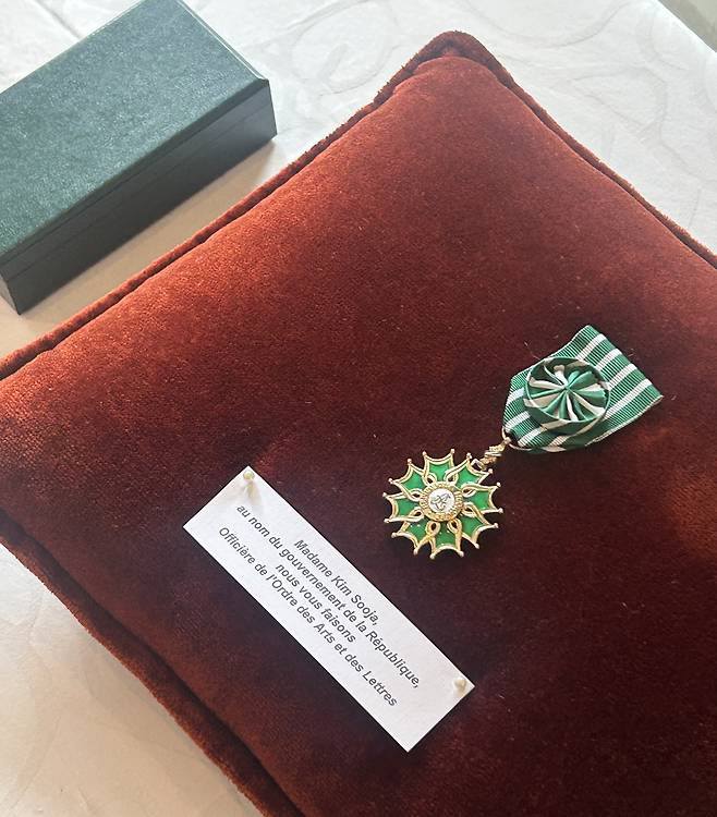 김수자 작가가 받은 훈장 '오피시에' 사진. /스튜디오 김수자