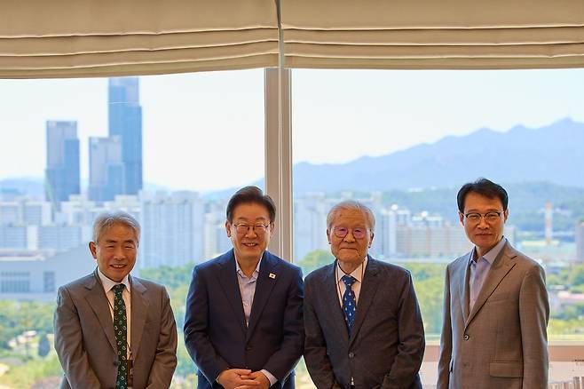 이재명 대통령이 11일 서울 용산 대통령실 청사에서 열린 언론인 오찬 회동에서 참석자들과 함께 기념촬영을 하고 있다. 왼쪽부터 정규재 전 한국경제신문 주필, 이 대통령, 조갑제 전 월간조선 편집장, 이규연 홍보소통수석./뉴스1