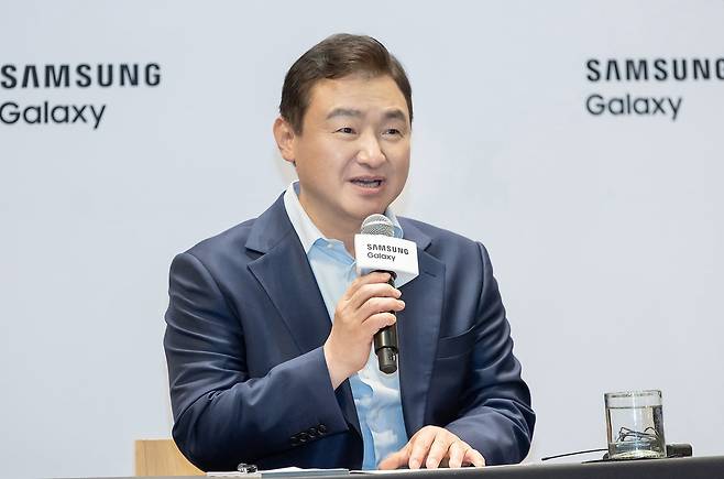 노태문 삼성전자 DX부문장 직무대행(사장)이 9일(현지시간) 미국 뉴욕에서 열린 '삼성 갤럭시 언팩 2025' 행사 직후 국내 기자간담회를 진행하고 있다./삼성전자 제공