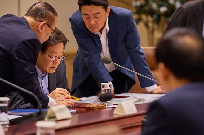 이재명 대통령이 10일 서울 용산 대통령실 청사에서 열린 국가안전보장회의(NSC) 전체회의에 참석해 위성락 국가안보실장, 강훈식 대통령비서실장과 논의하고 있다. ⓒ대통령실