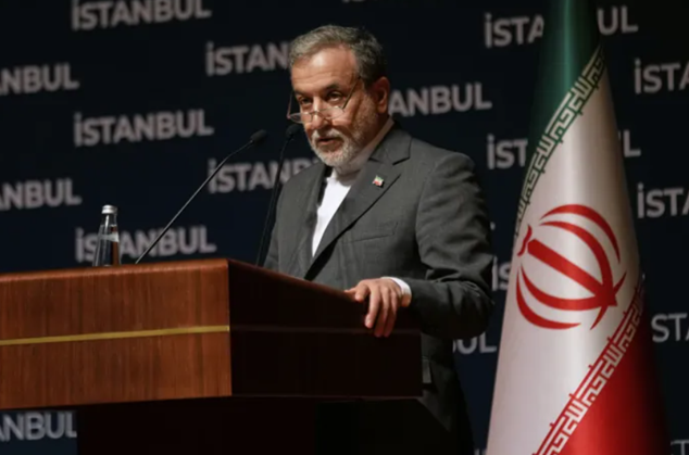 압바스 아락치 이란 외무장관이 지난달 22일 튀르키예 이스탄불에서 기자 회견을 진행하고 있다. ⓒAP/연합뉴스