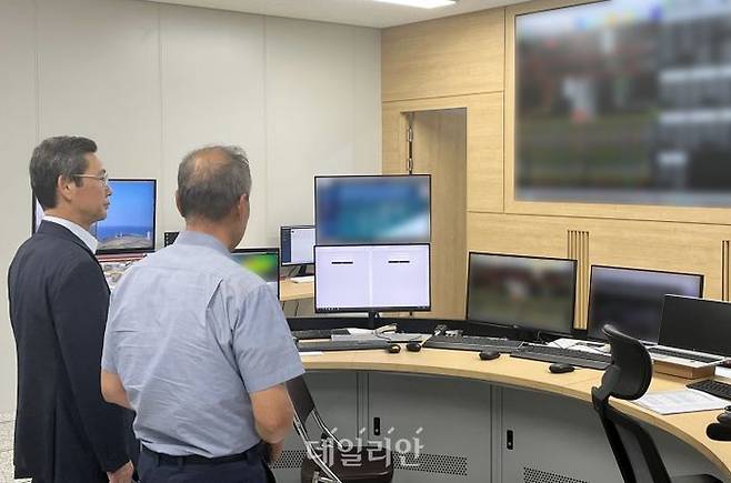 김태균 한국전력기술 사장이 10일 제주한림해상풍력 준공 후 시설 점검을 수행하고 있다. ⓒ한국전력기술