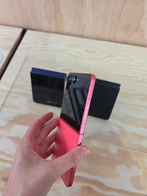 9일(현지시간) 미국 뉴욕 브루클린에서 열린 삼성 갤럭시 언팩 현장. 갤럭시Z플립7 핑크 제품 사진.ⓒ임채현 기자