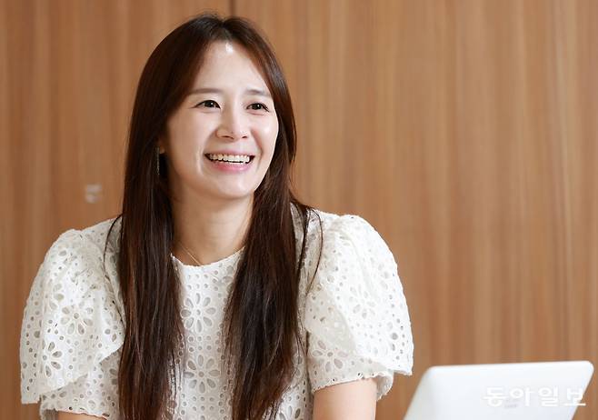 국어 일타 강사인 윤혜정 교사가 9일 서울 종로구 동아미디어센터에서 동아일보와 인터뷰하고 있다. 따뜻한 미소와 미모로 학생들에게 인기가 높은 윤 교사이지만, 학생들과의 대화 상황을 묘사할 때는 걸걸하고 카리스마 넘치는 목소리와 화법이 그대로 드러났다. 윤 교사는 “애들이랑 있을 때는 성격이 세진다”며 웃었다. 전영한 기자 scoopjyh@donga.com