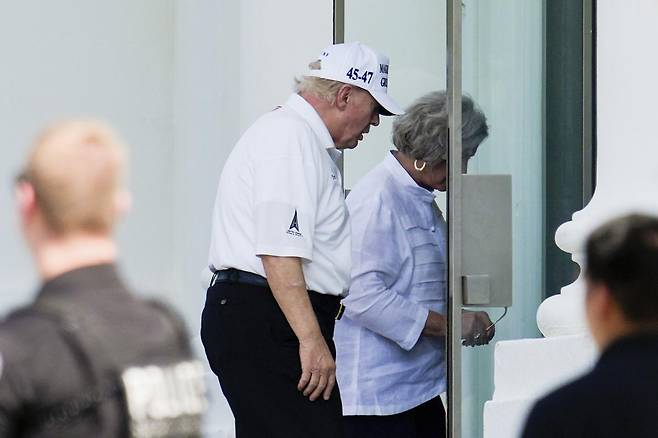 4일(현지 시간) 골프를 마치고 돌아온 도널드 트럼프 미국 대통령(왼쪽)이 수지 와일스 비서실장과 함께 미국 워싱턴 백악관 건물로 들어서고 있다. 워싱턴=AP 뉴시스