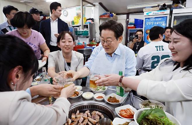 [서울=뉴시스] 이재명 대통령이 11일 서울 종로구 한 식당에서 시민들과 ‘삼겹살 외식’을 하며 건배를 하고 있다.  이 대통령은 SNS에 식사 계획을 알리며 “이처럼 어려운 시기에 21일부터 시행되는 민생회복 소비쿠폰 정책이 내수 진작과 지역 경제 활성화에 활력을 불어넣길 기대한다”고 밝혔다.