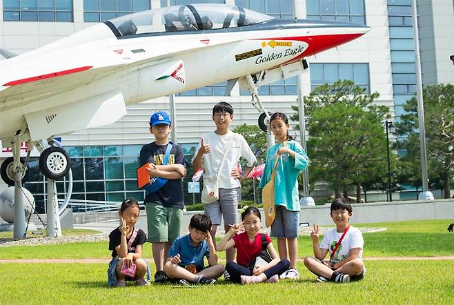 한국항공우주산업에 방문한 어린이 우주 기자단. 스튜디오51 제공