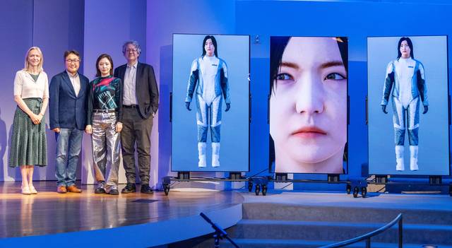 마리엣 웨스터만(왼쪽부터) 구겐하임미술관장 겸 최고경영자(CEO), 허철호 LG전자 북미법인 상무, 김아영 작가, 냇 트로트먼 구겐하임 큐레이터가 최근 미국 뉴욕 구겐하임 미술관에서 열린 ‘존재의 부드러운 기하학(The Soft Geometry of Being)’ 작품 설명회에서 기념 촬영을 하고 있다. LG전자 제공