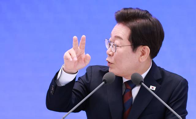 이재명 대통령이 지난 7월3일 청와대 영빈관에서 ‘대통령의 30일, 언론이 묻고 국민에게 답하다’ 취임 30일 계기 첫 기자회견을 하며 강유정 대통령실 대변인과 대화하고 있다.<연합뉴스 사진>